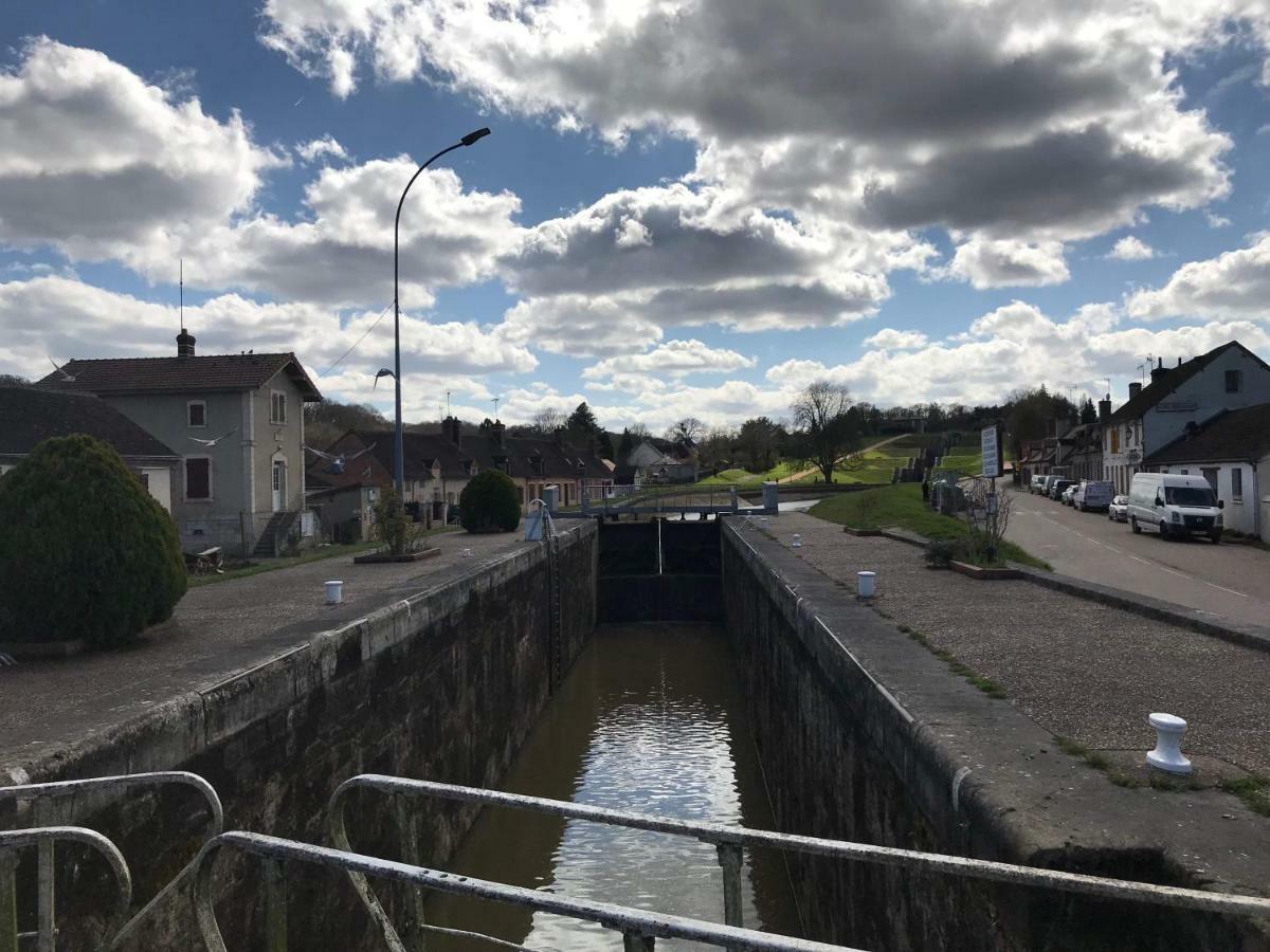 Les Lodges Du Canal Vue Sur Le Canal Rogny Екстер'єр фото